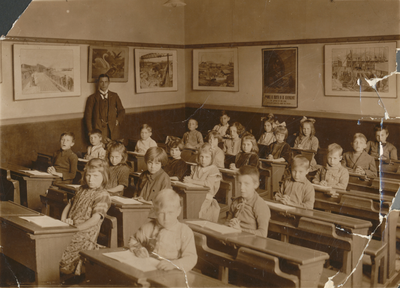 860942 Groepsportret (klassefoto) van de 3e klas van de Nederlands-hervormde Gemeenteschool nr. 2 (Waterstraat 27) in ...